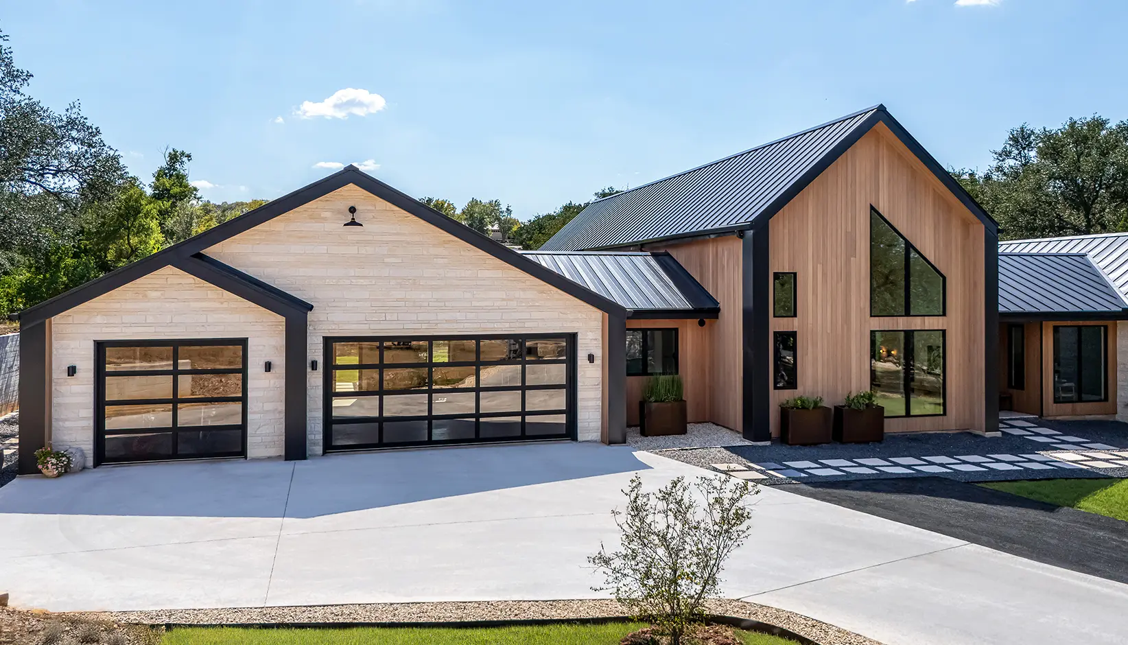 AvanteAX-Austin-BronzeTexas Avante AX garage door